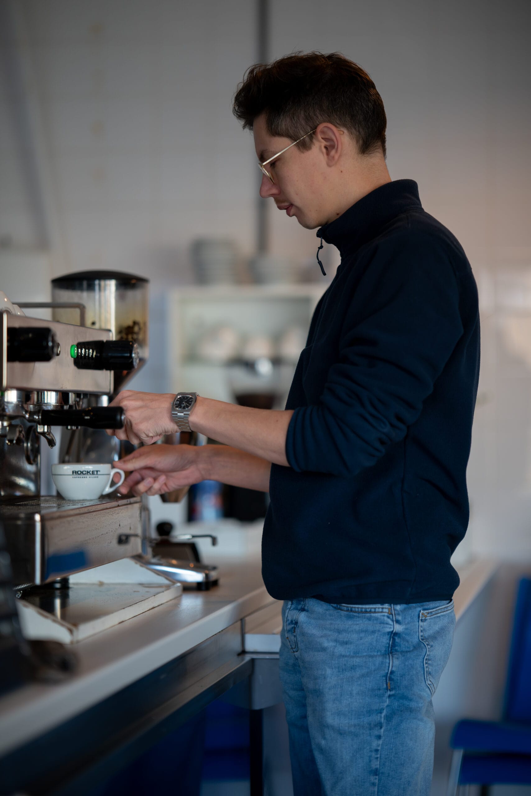 Bas Kuiper bij koffiezetapparaat