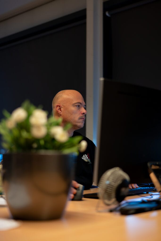 Andy Peetom achter de computer aan het werk