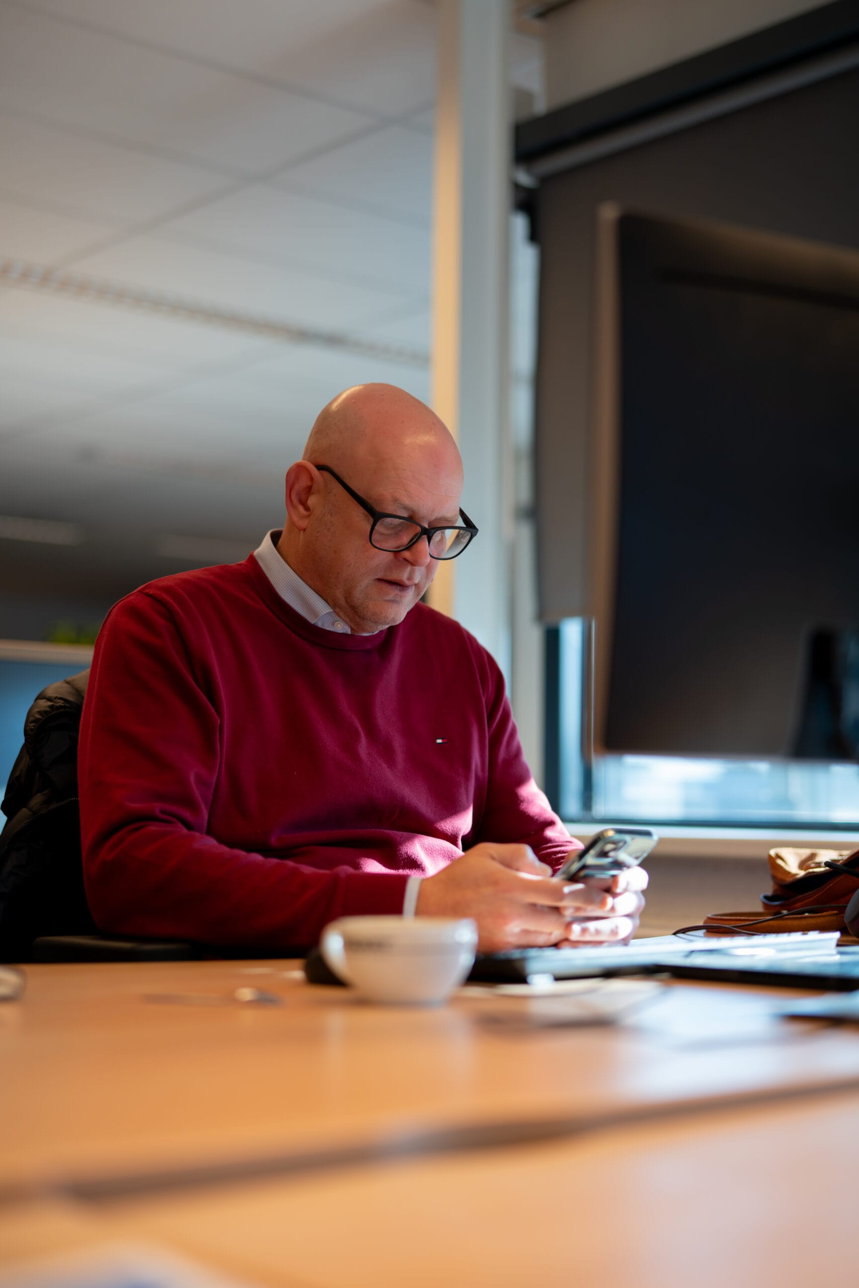 Bas van Wilgen achter computer aan het werk