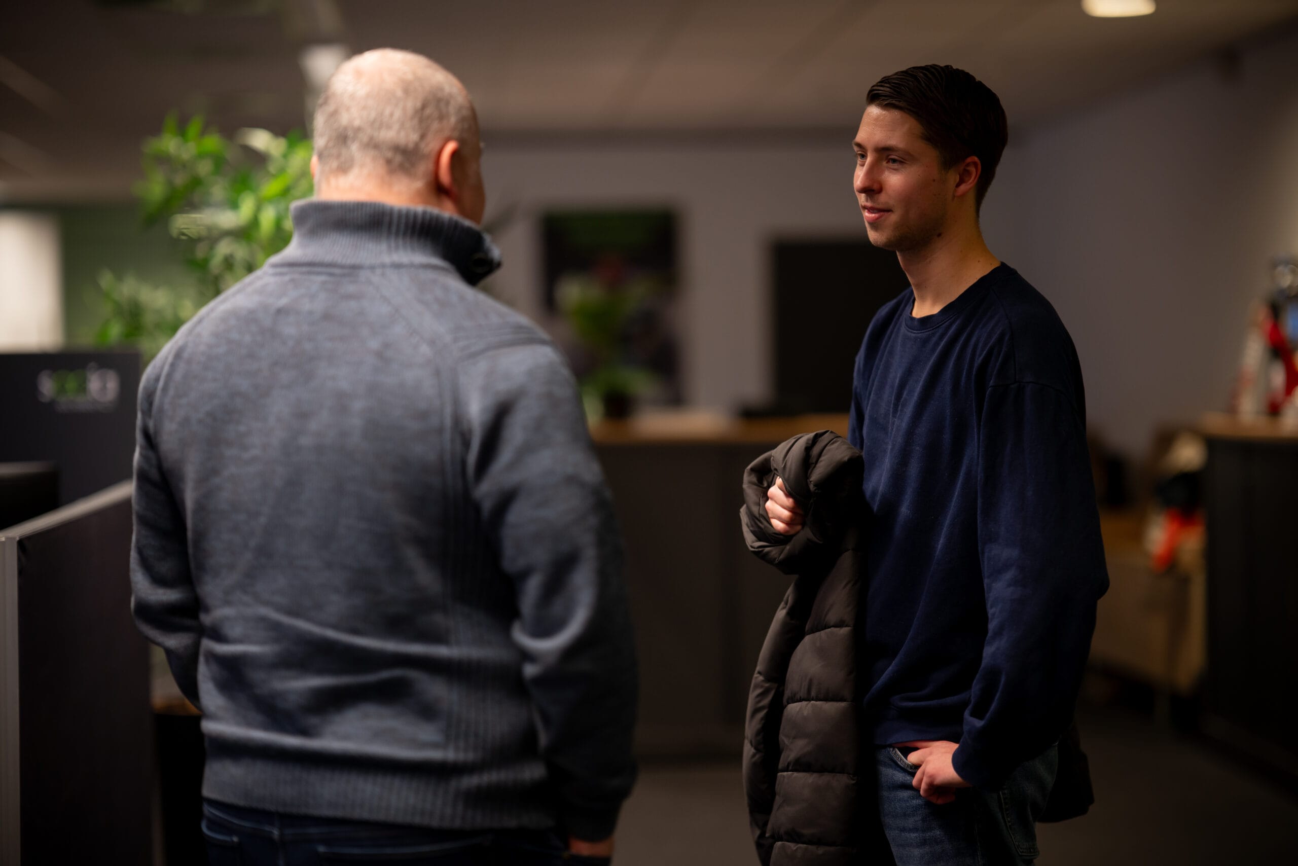 Collega's aan het praten op de werkvloer
